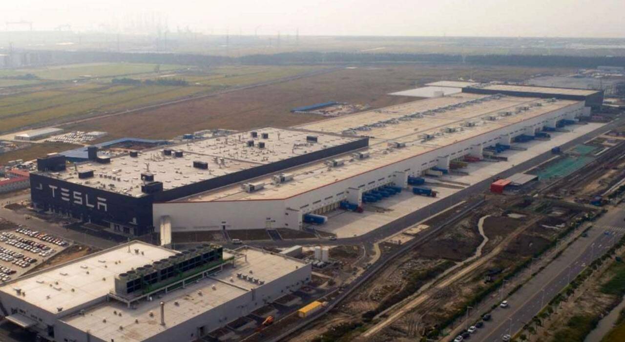 La fabbrica Tesla a Shanghai