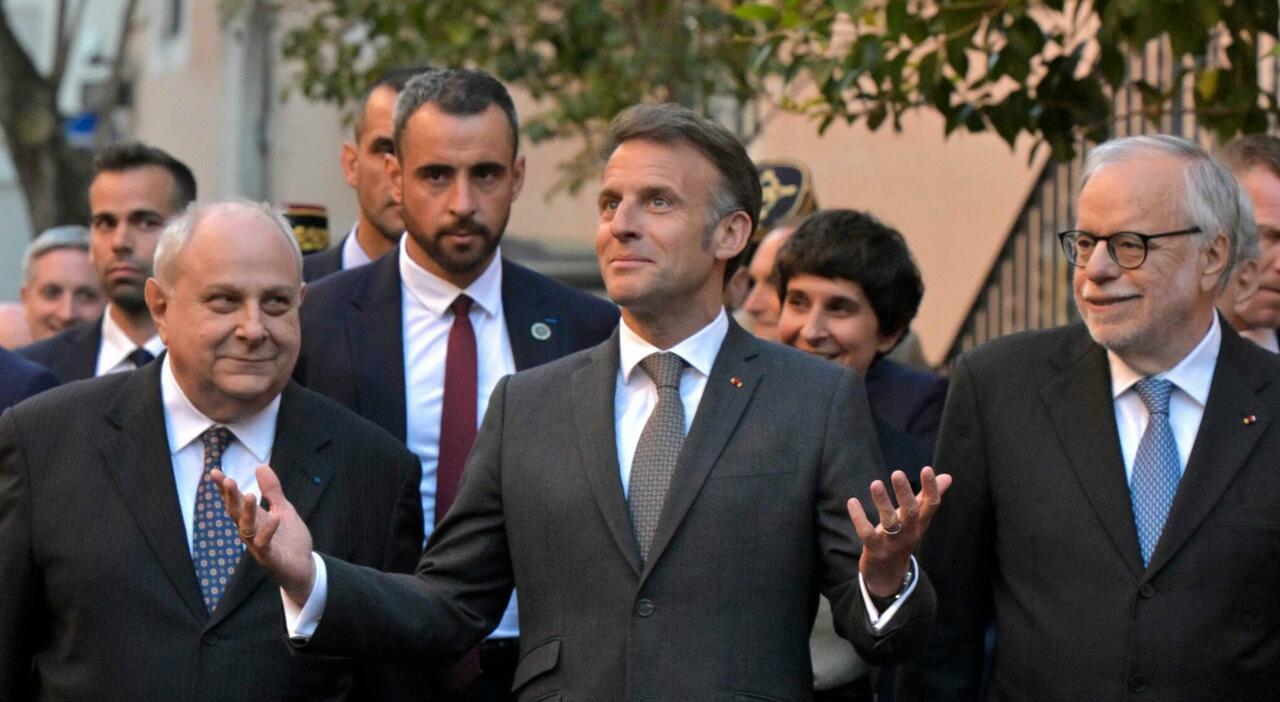 https://statics.cedscdn.it/photos/MED_HIGH/2026/04/09/9464756_09202515_macron_lancia_baci_folla_sede_sant_egidio_roma.jpg