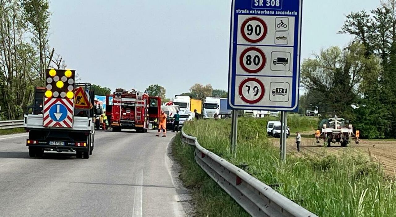incidente frontale tra camion sulla nuova strada del santo un morto e tre feriti uno 232 in fin di vita