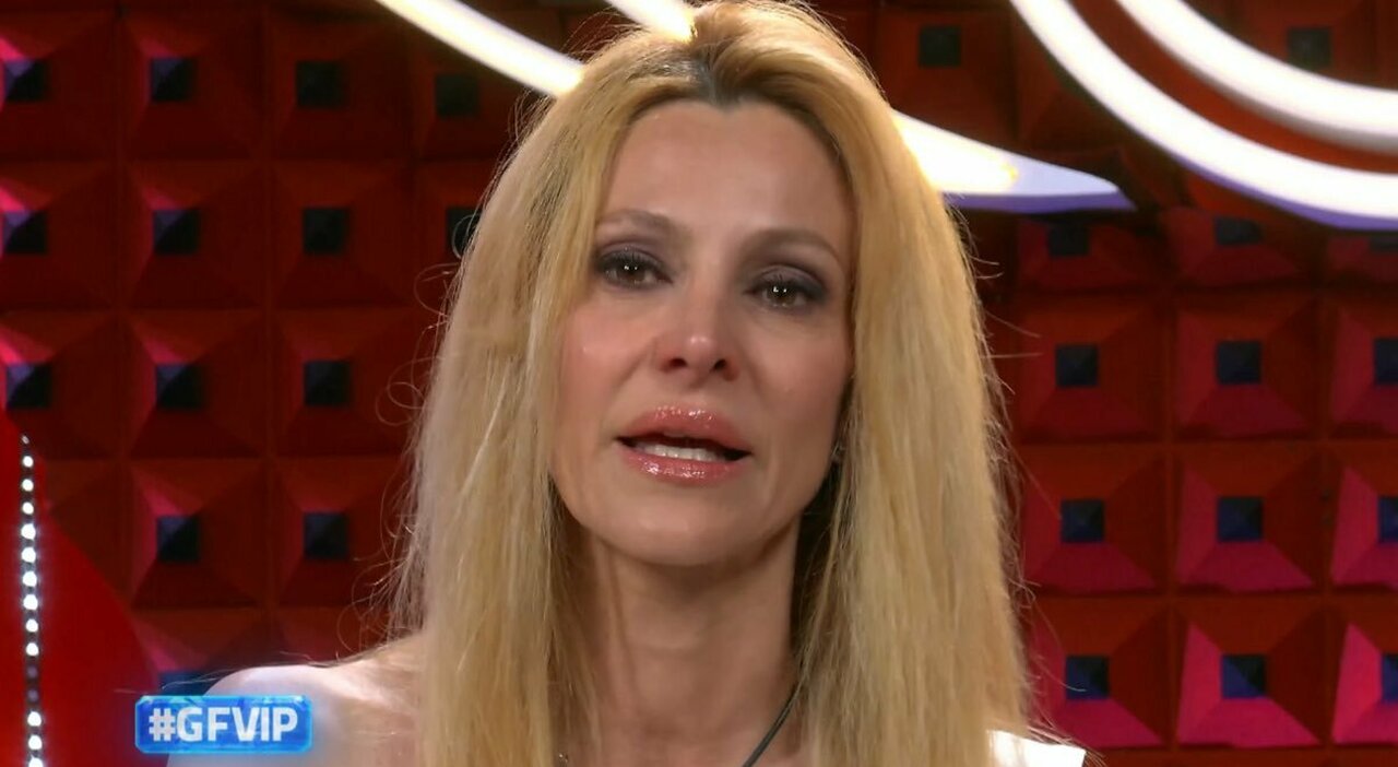Adriana Volpe in crisi al GF Vip: «Non sono così forte». Scoppia a piangere  e si isola nel ripostiglio