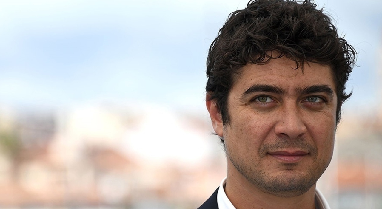 https://statics.cedscdn.it/photos/MED_HIGH/2026/04/12/9470254_12144602_riccardo_scamarcio.jpg