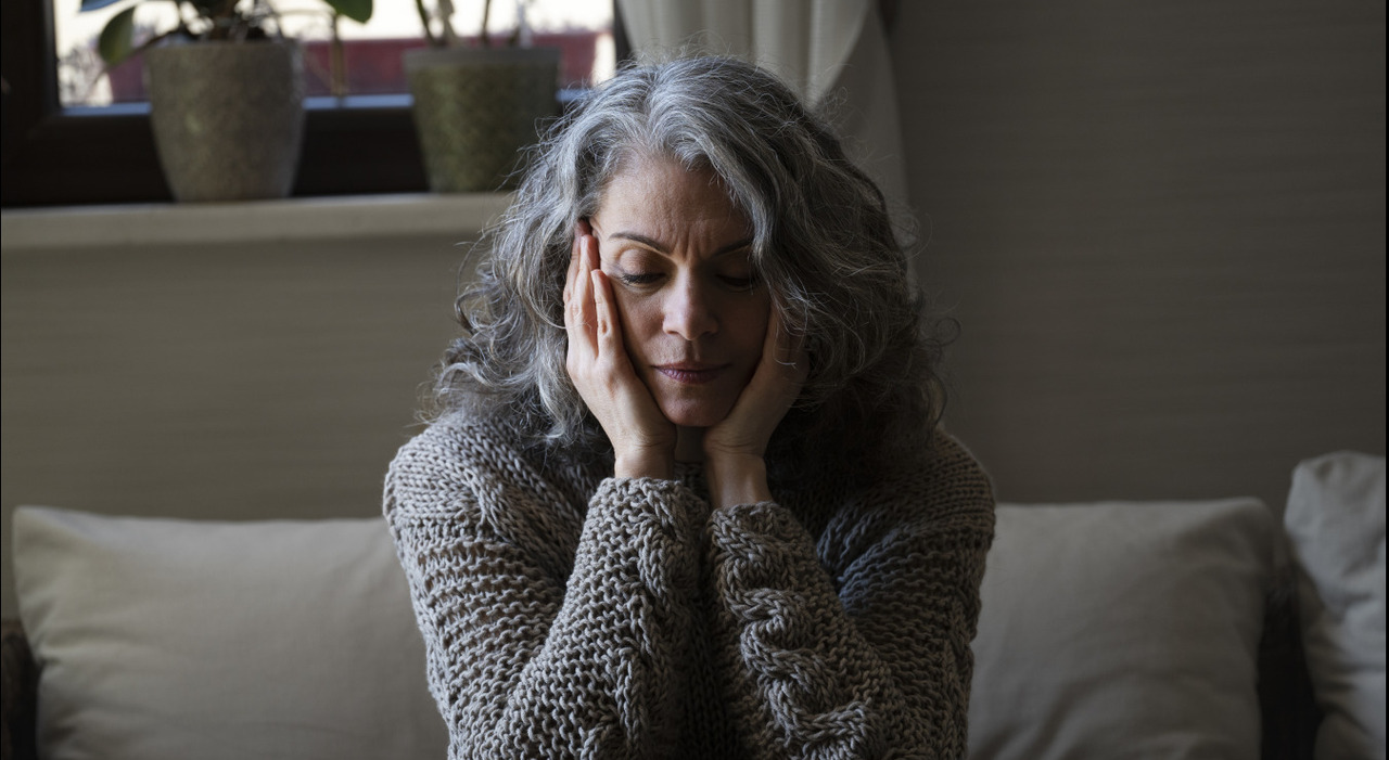 «La felicità segue una curva a U, è al minimo tra i 40 e i 50 anni. Poi risale con la vecchiaia». La teoria degli esperti