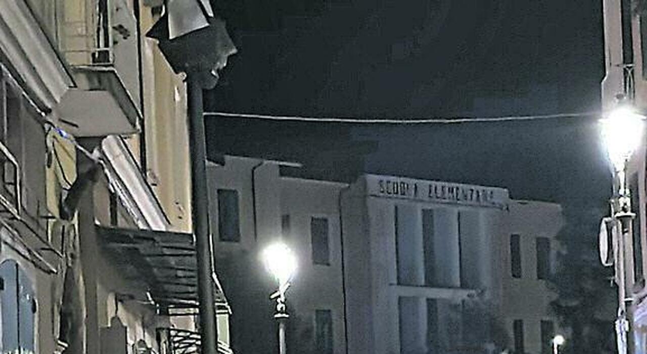 Incidente a Vallo, auto si schianta contro un palo: «come una bomba»