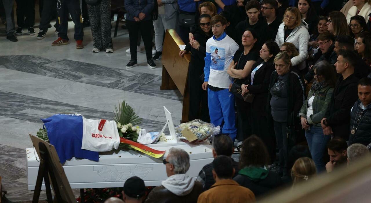 funerali fabio ascione il giovane ucciso per sbaglio a ponticelli chiesa gremita