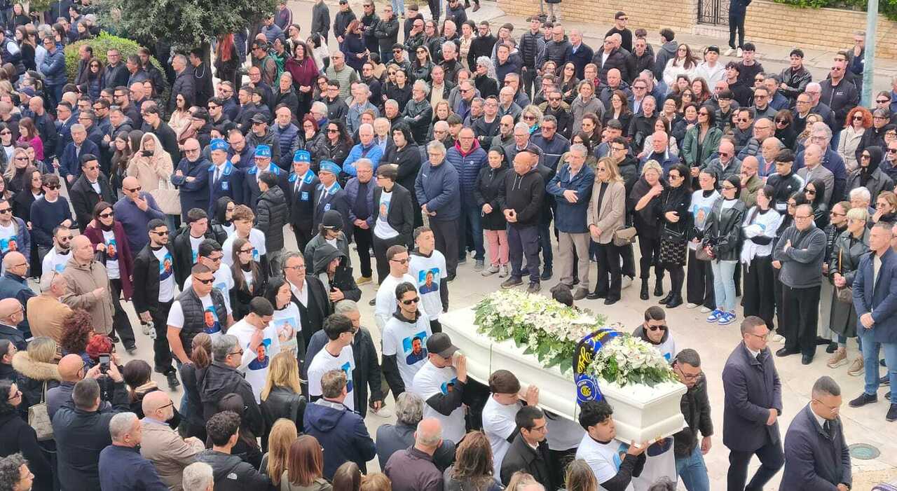 l ultimo saluto ad antonio basile non sei dov eri ma sei ovunque i palloncini la sciarpa dell inter e le canzoni video