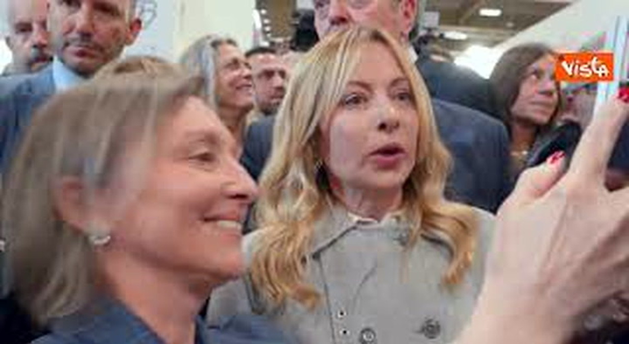 Bagno di folla, brindisi e selfie, la visita della premier Meloni al Vinitaly