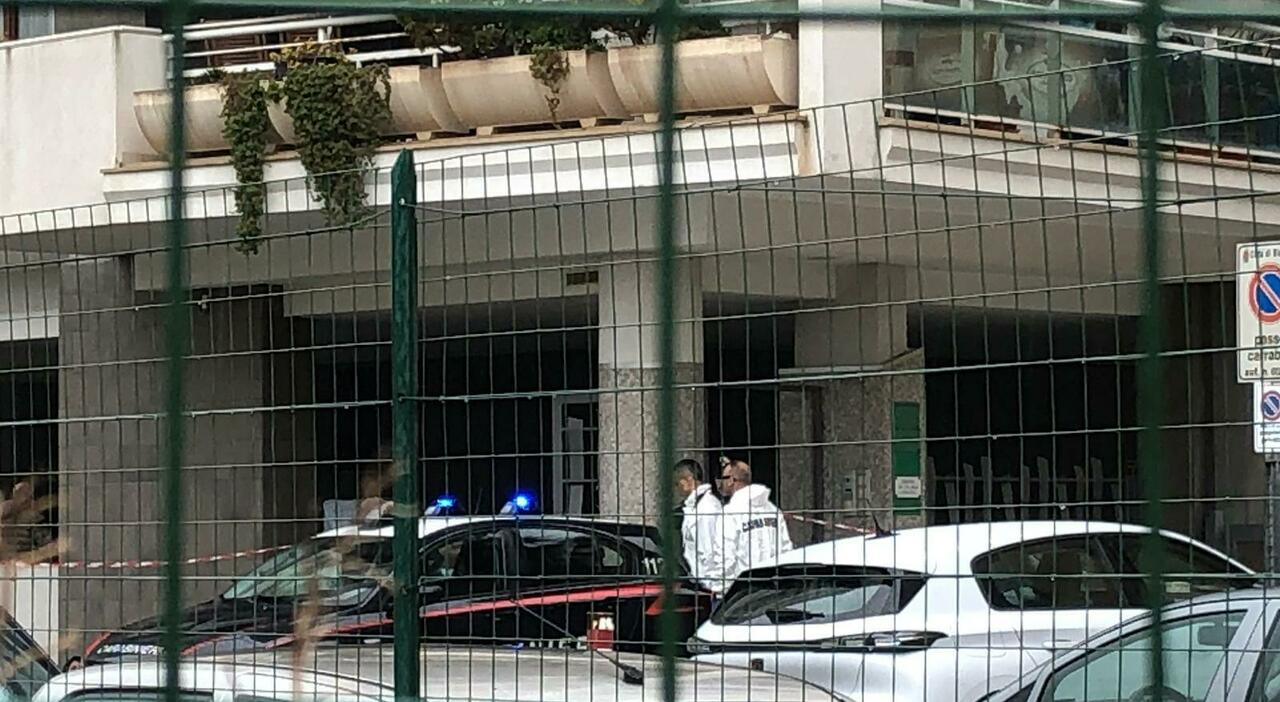 femminicidio suicidio a bisceglie uomo lancia la moglie dal balcone e poi si lancia nel vuoto video