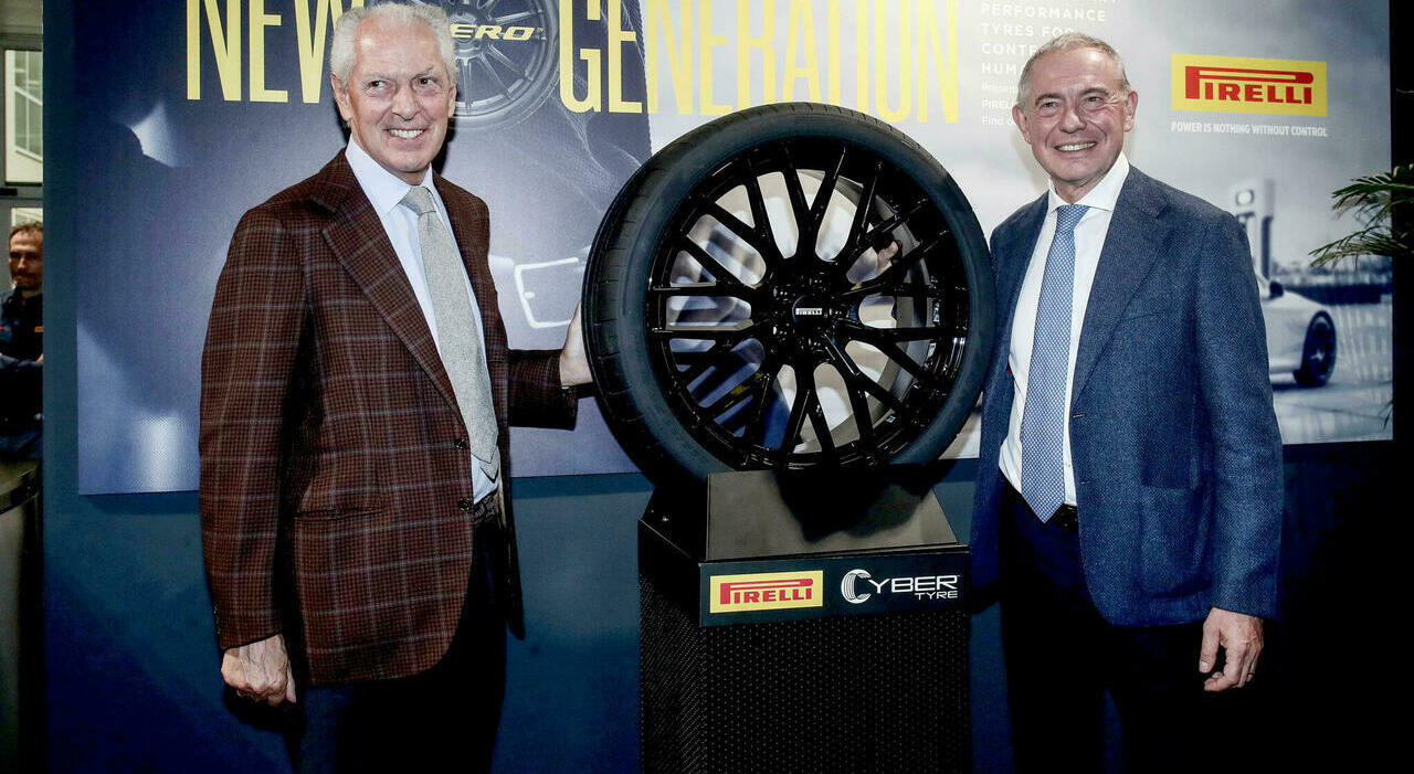 Marco Tronchetti Provera e Adolfo Urso durante la visita all'area R&D dell'headquarter Pirelli a Milano