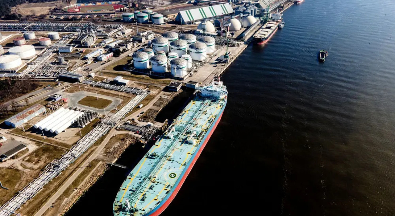 Una petroliera in un porto di stoccaggio del carburante