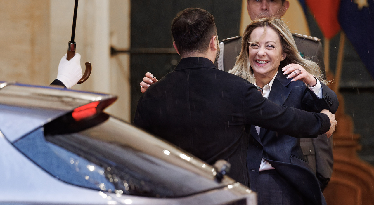 https://statics.cedscdn.it/photos/MED_HIGH/2026/04/15/9476568_15165506_meloni_abbraccia_zelensky_oggi.jpg