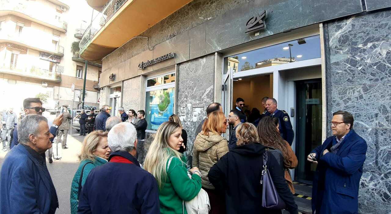 napoli la rapina con ostaggi in banca al vomero 232 caccia all uomo per scovare i banditi