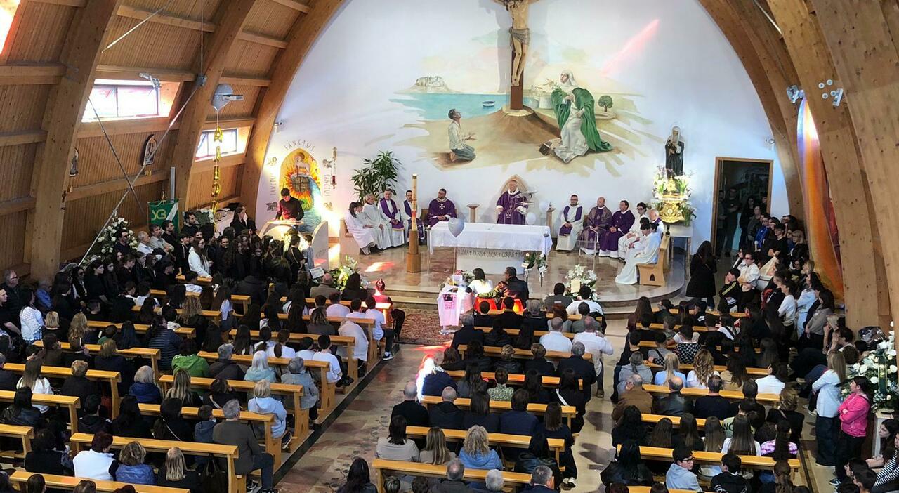 l ultimo saluto ad alicia la 12enne uccisa da un albero la famiglia ai politici non venite