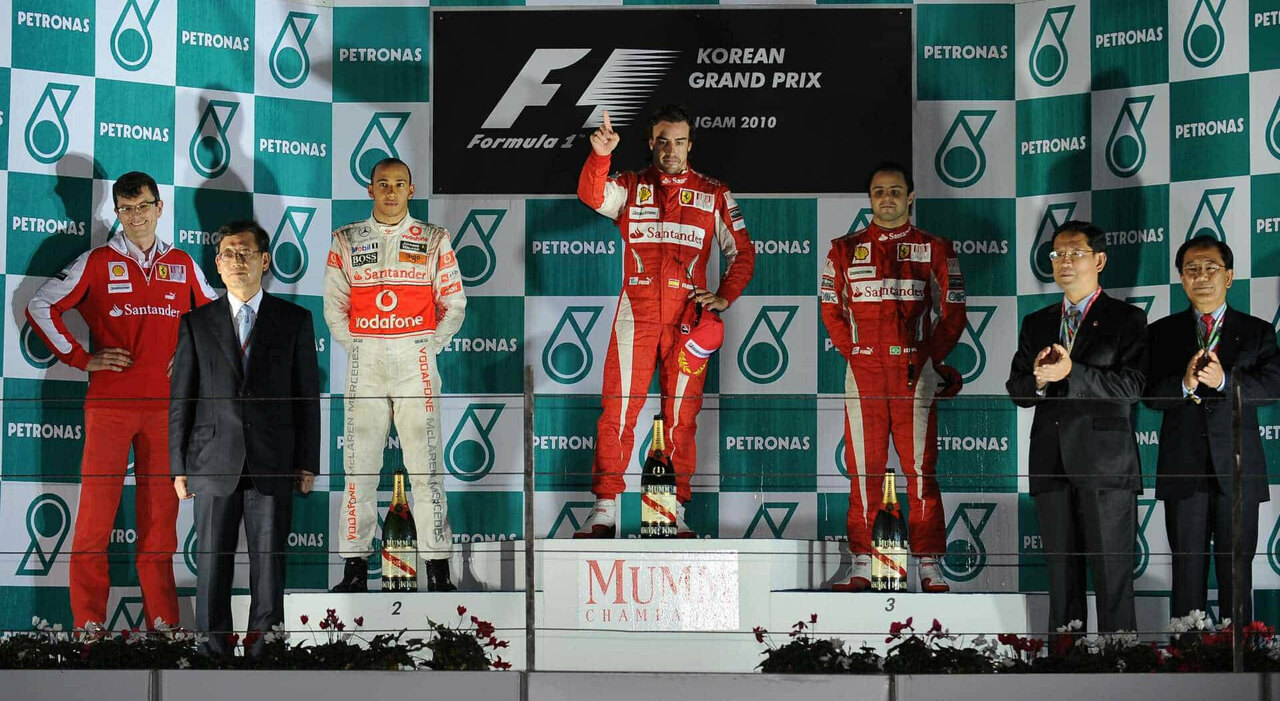 Il podio del Gp in Corea del Sud nel 2010 con Alonso vincitore