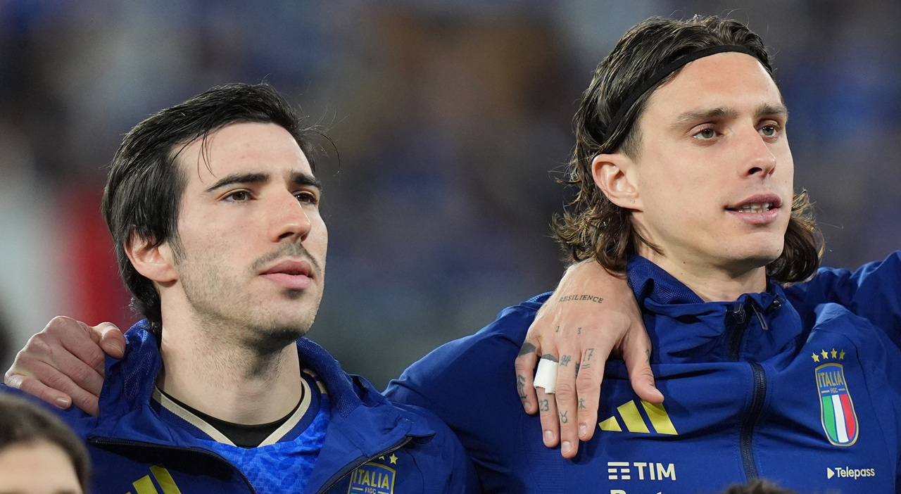 Italia Forza Azzurri la bandiera nazionale italiana pugno aglietta