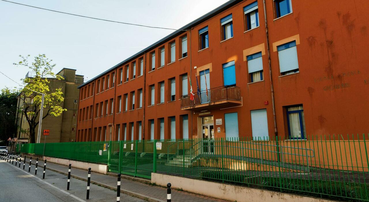 prof taglia i capelli a due alunne delle medie davanti ai loro compagni volevo solo farmi capire