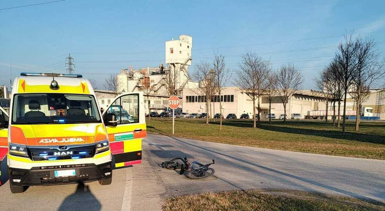 incidente tra bicicletta e moto morto il ciclista 38enne travolto mentre attraversava la strada