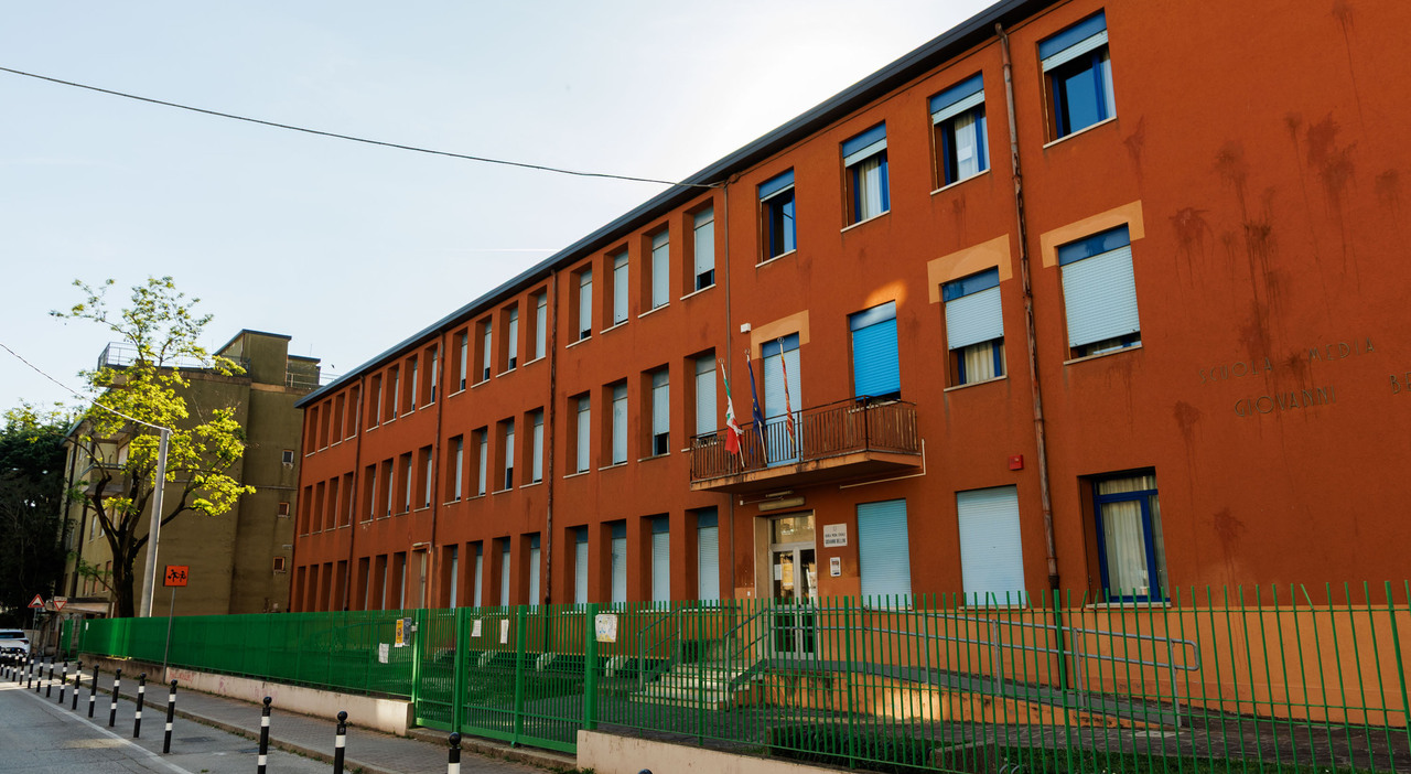 prof taglia i capelli a due alunne indaga il provveditorato il pap224 di una delle studentesse ho il terrore che possa capitare ad altri