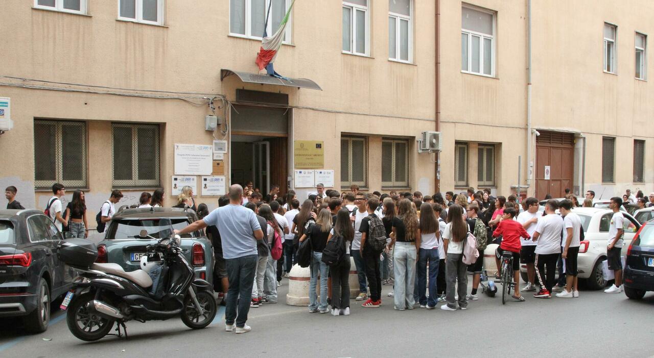 scuola la puglia torna in classe il 17 settembre ecco il nuovo calendario 2026 2027 ponti e festivit224