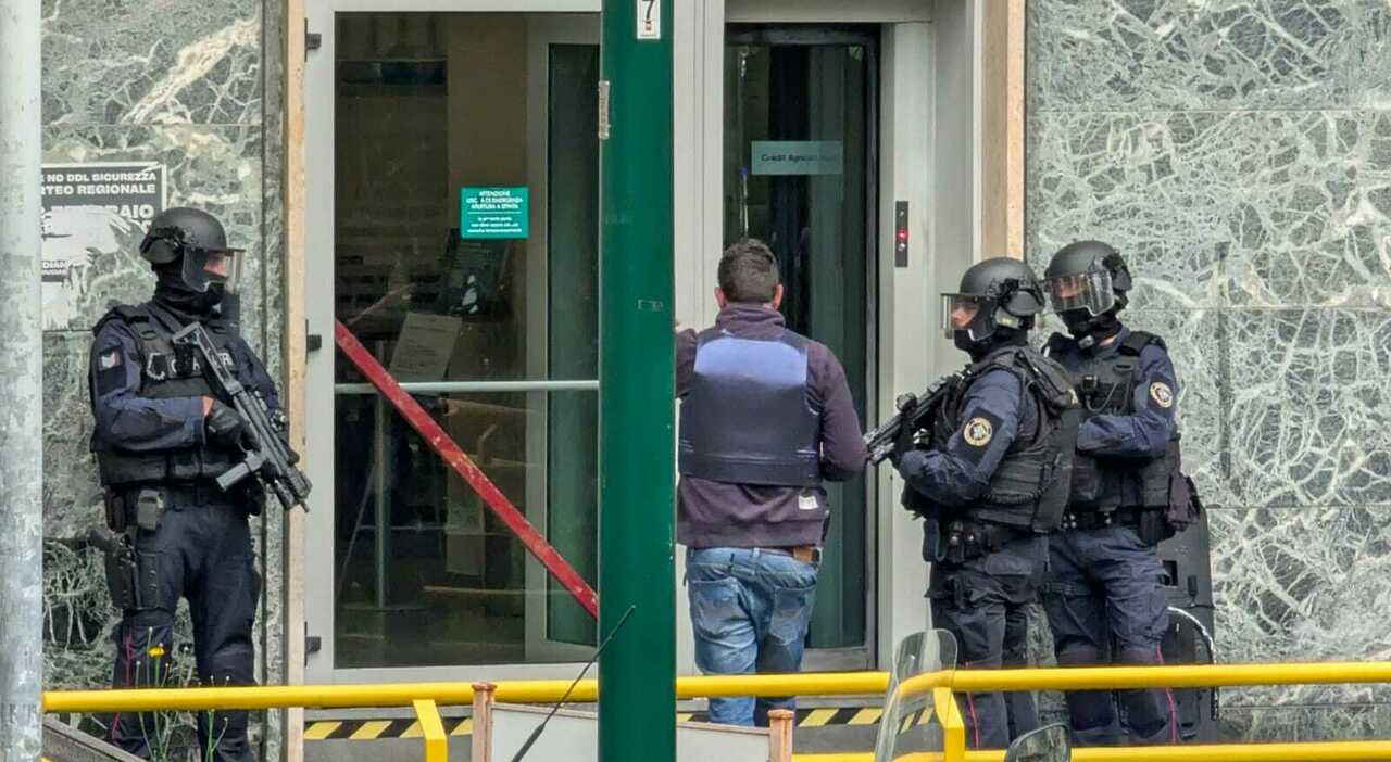 rapina in banca al vomero il via libera ai tre banditi da un basista all interno