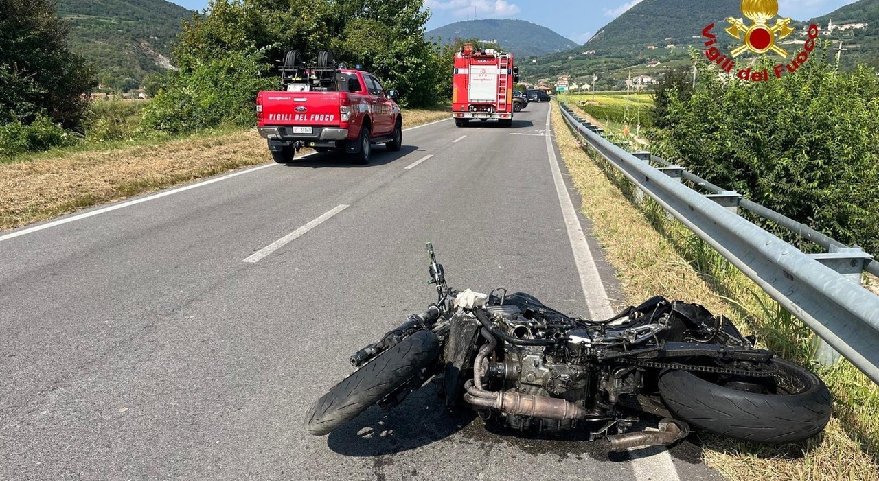 https://statics.cedscdn.it/photos/MED_HIGH/2026/04/19/9483052_19220841_incidente_moto_morto.jpg