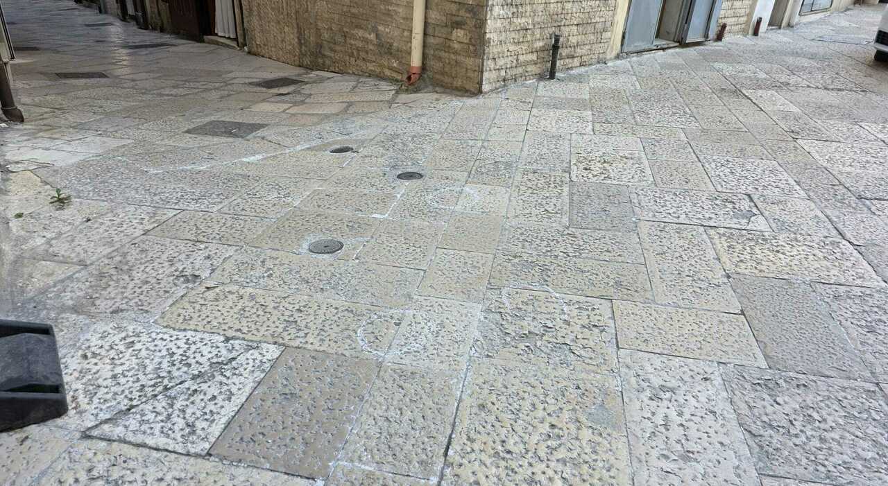 ventunenne ferito da un colpo di pistola a bari vecchia il raid a piedi tra i vicoli non si esclude un collegamento con l omicidio in discoteca