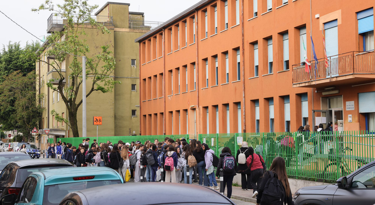 prof taglia i capelli a due alunne delle medie in classe sospesa dalla scuola
