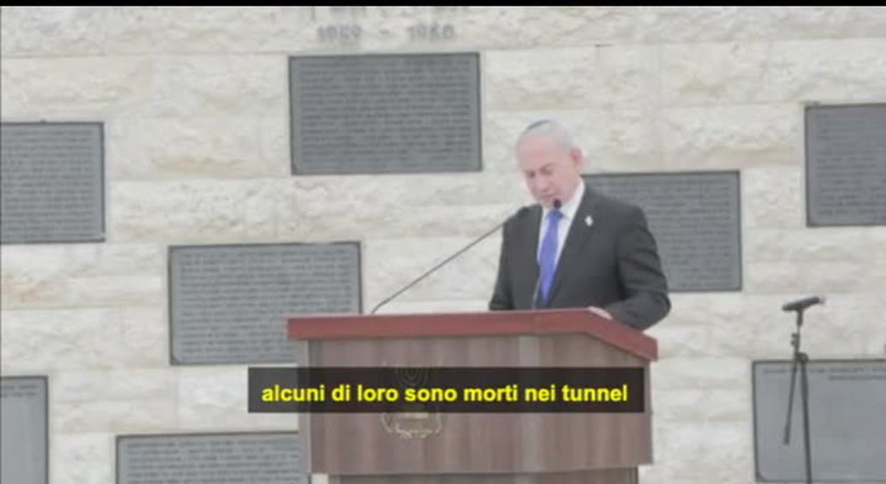 Un contestatore interrompe Netanyahu alla cerimonia del Memorial Day