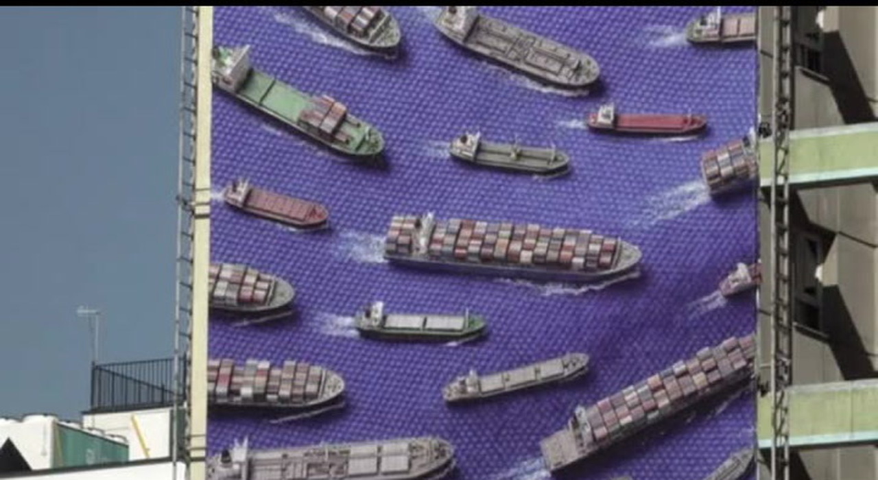 Teheran sfida Trump con un maxi-banner su Hormuz