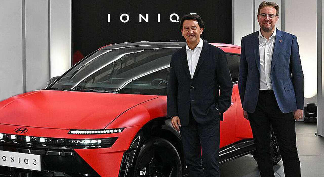 La Ioniq 3 con il ceo del gruppo Munoz e Xavier Martinez