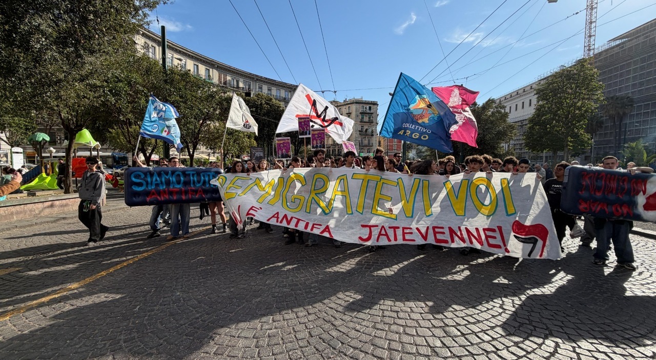 napoli continua la protesta contro la remigrazione questa 232 la capitale della multietnicit224 e dell accoglienza