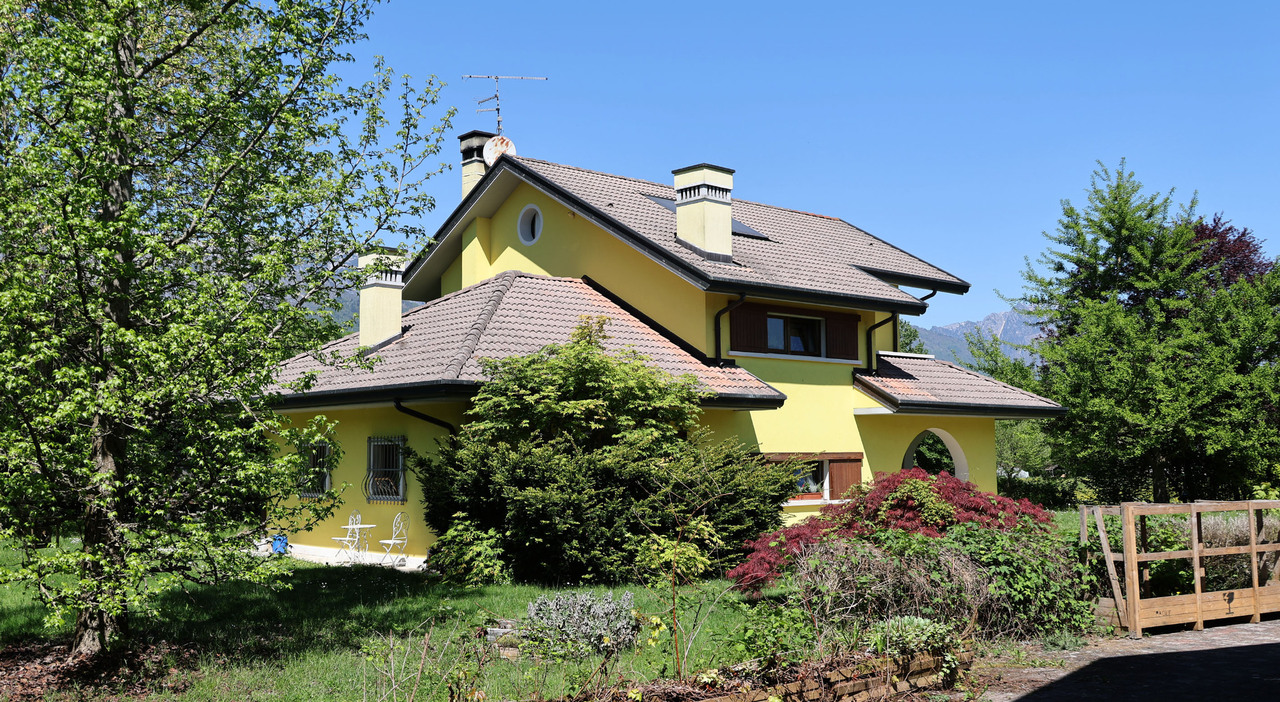 rapina in casa dell imprenditore marito e moglie legati e chiusi in bagno da tre ladri caccia alla banda in fuga con il bottino