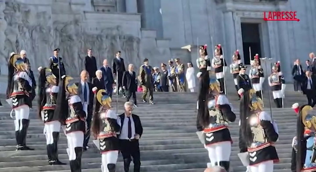 25 aprile, Mattarella depone una corona all'Altare della Patria