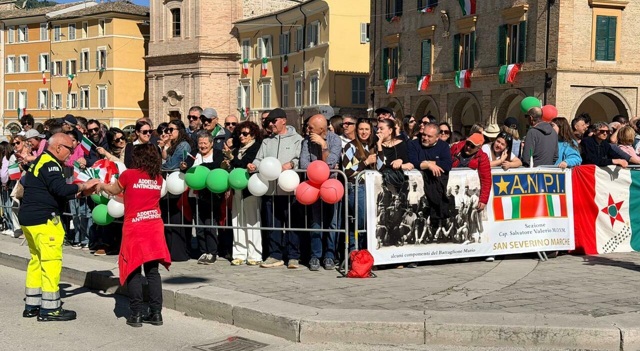 mattarella 232 atterrato al sanzio in viaggio per san severino una citt224 in festa attende il capo dello stato