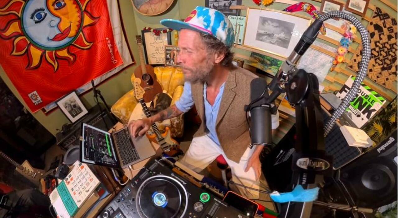 La prima puntata di Radio Sole Luna di Jovanotti è un omaggio potente a Napoli: tra il racconto di un attacco storico di James Senese e un viaggio nella scena partenopea, tra Tullio De Piscopo e Enzo Avitabile: «la musica più libera e rivoluzionaria»