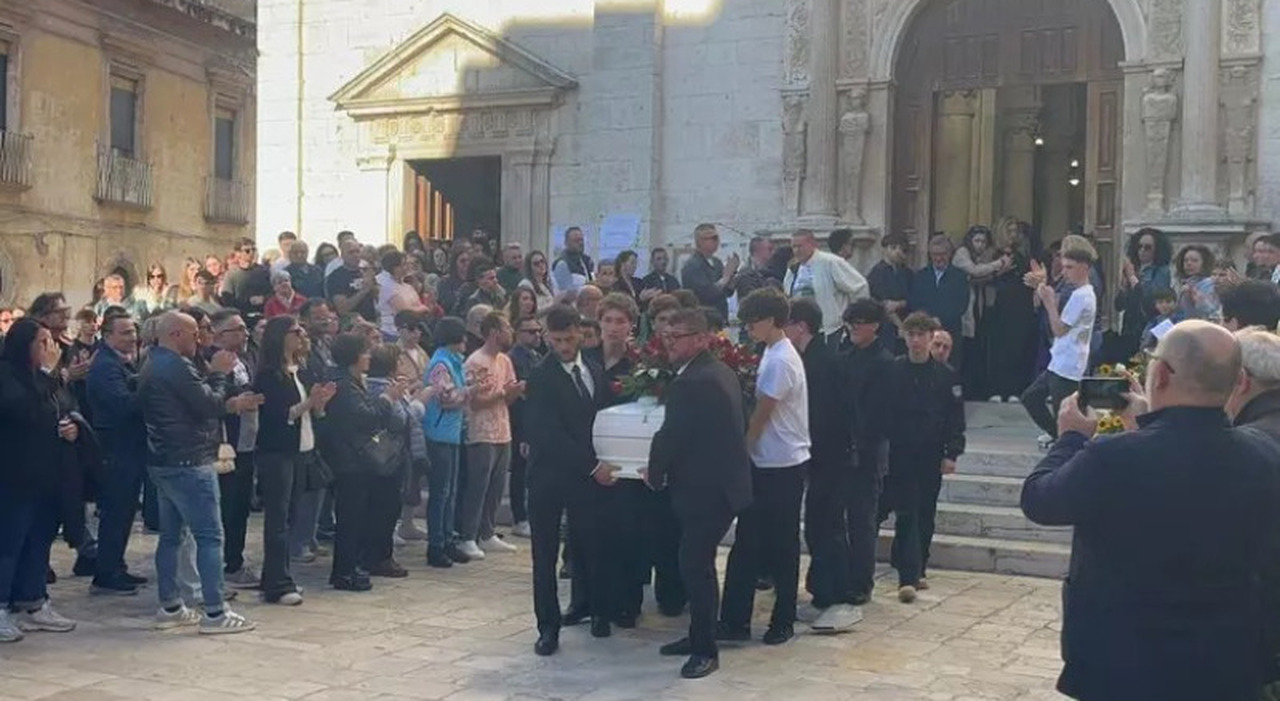 i funerali di gianvito pascullo il 17enne morto in ospedale dopo due interventi non si pu242 morire cos236