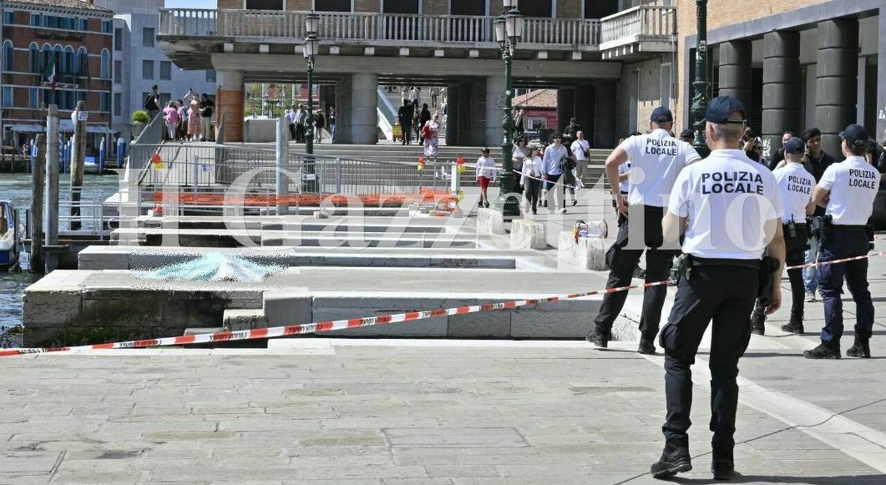 uomo trovato morto in canal grande davanti alla stazione il corpo ripescato sotto gli occhi dei turisti