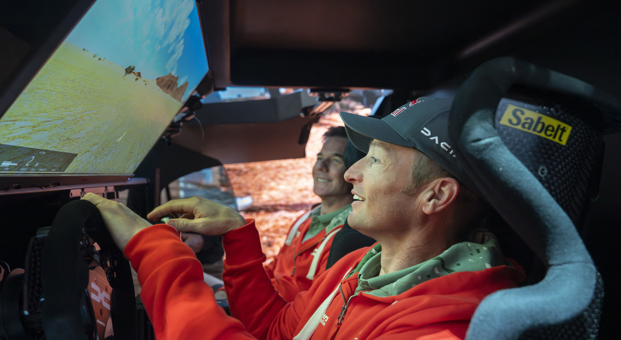 la Dacia Sandrider Experience, la replica in scala 1 a 1 del prototipo che ha vinto in Arabia lo scorso gennaio con Loeb ed il suo copilota Eduard Boulanger