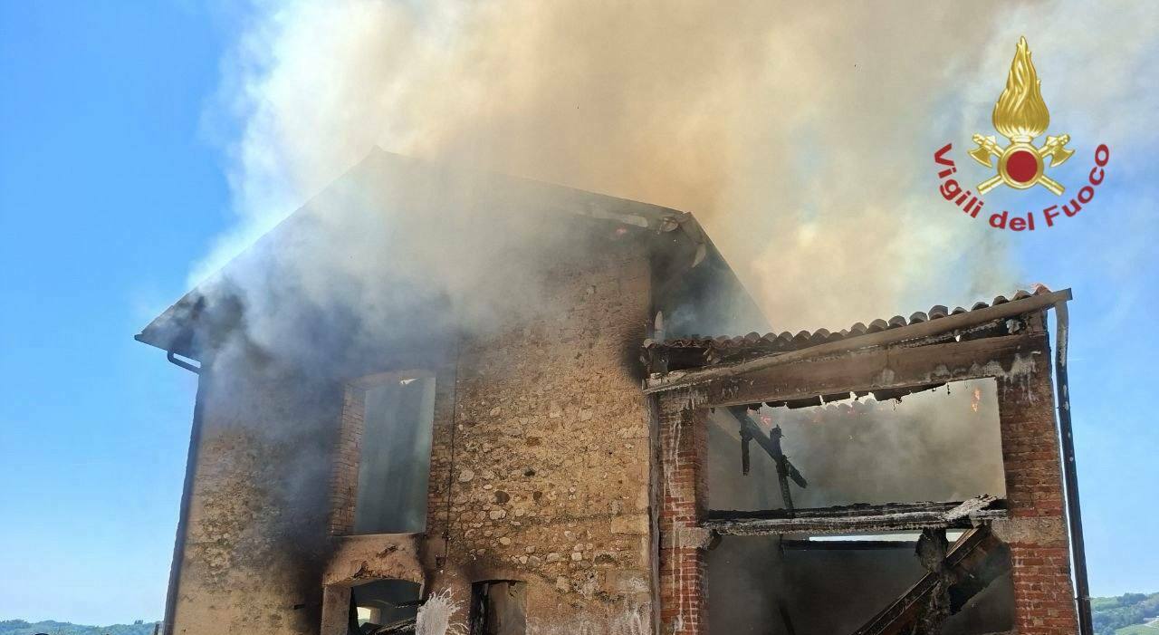 https://statics.cedscdn.it/photos/MED_HIGH/2026/04/26/9497058_26184350_incendio_legnaia_auto_formeniga_vittorio_treviso.jpg