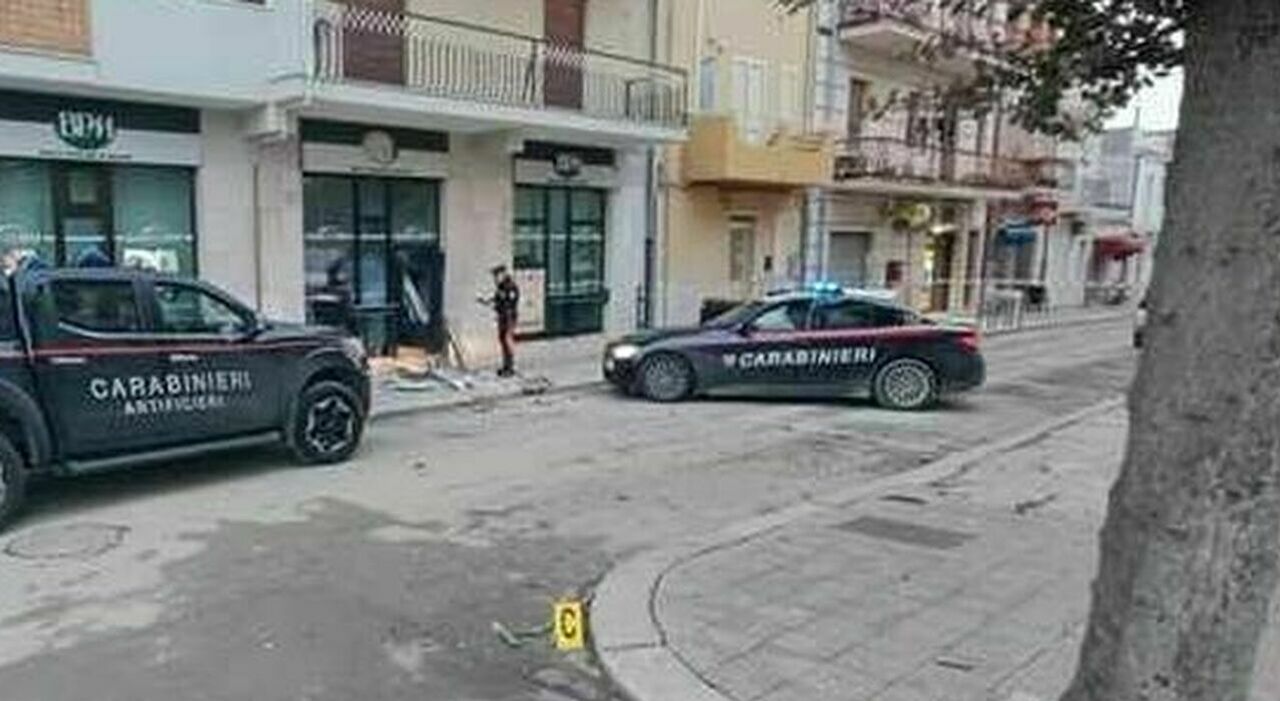 assalto bancomat a san severo esplosione nel pieno centro della citt224