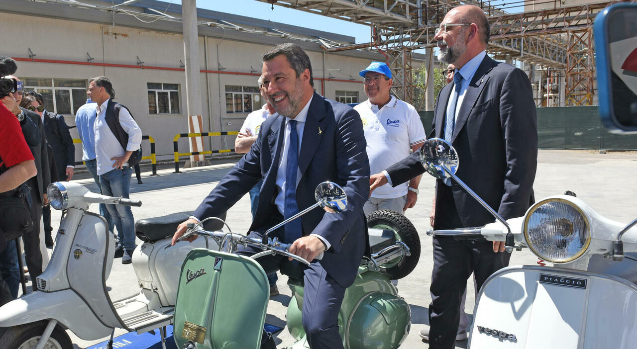 Il ministro dei Trasporti, Matteo Salvini, in occasione della presentazione della prima targa per i monopattini nell'istituto Poligrafico e Zecca dello Stato di Foggia