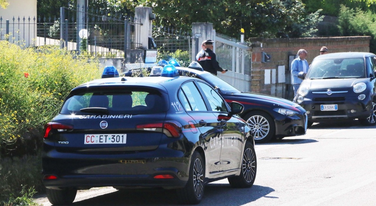 choc in campania 18enne muore schiacciato dalla sua auto parcheggiata in salita