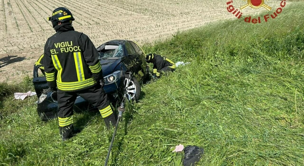 auto precipita dall argine e si ribalta finendo con l abitacolo schiacciato morta una donna feriti un ragazzo e una giovane