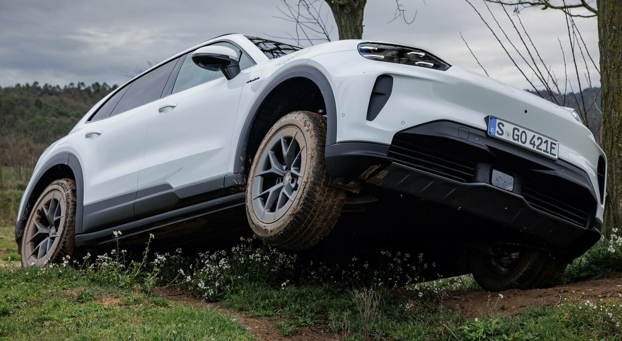 Porsche Cayenne Electric in off road