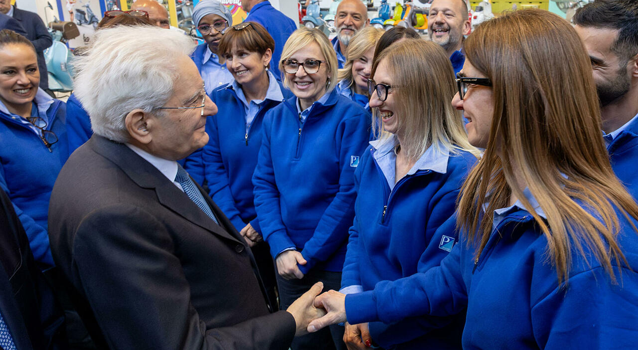 Il presidente Sergio Mattarella saluta gli operai della Piaggio alla fabbrica di Pontedera
