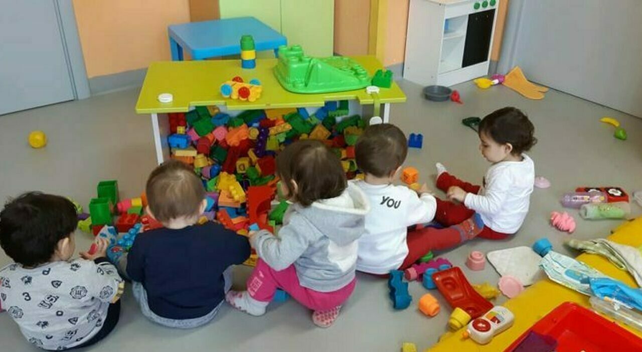 https://statics.cedscdn.it/photos/MED_HIGH/2026/04/30/9505030_30153836_due_mamme_bimbo_escluso_asilo.jpg