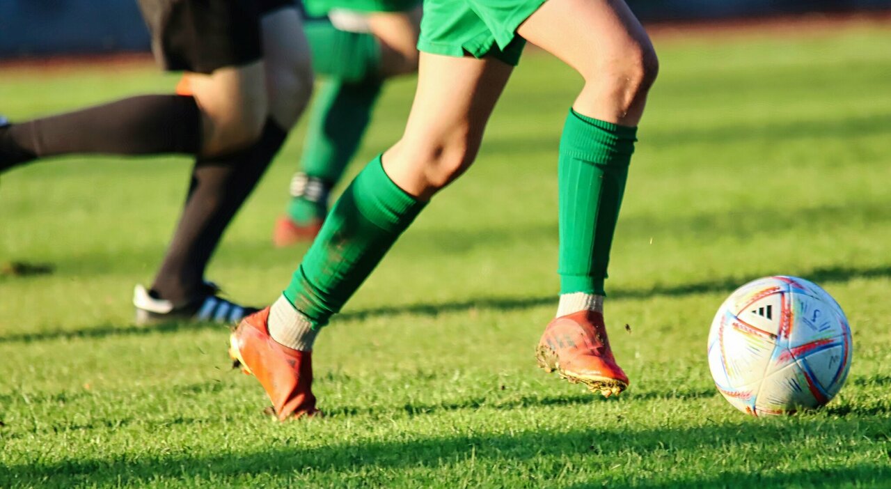 https://statics.cedscdn.it/photos/MED_HIGH/2026/04/30/9505197_30175234_arbitra_16enne_rigore_venaria_torino_caos_aggressione_genitori.jpg