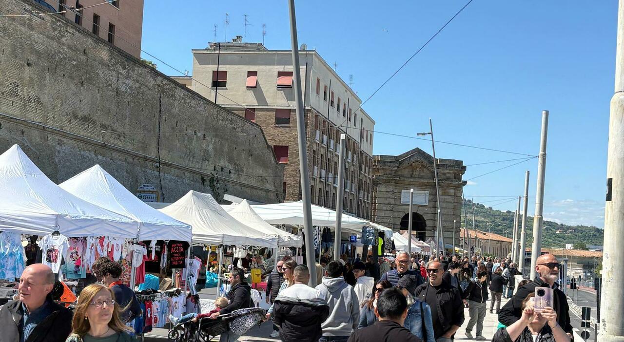 c232 la fiera di san ciriaco 456 stand da mare a mare centro blindato ad ancona ed 232 subito assalto alle bancarelle video