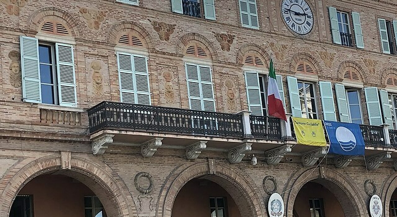 Regolamento di polizia urbana a Civitanova, stop ai manifesti hot dei night: no alle allusioni sessuali
