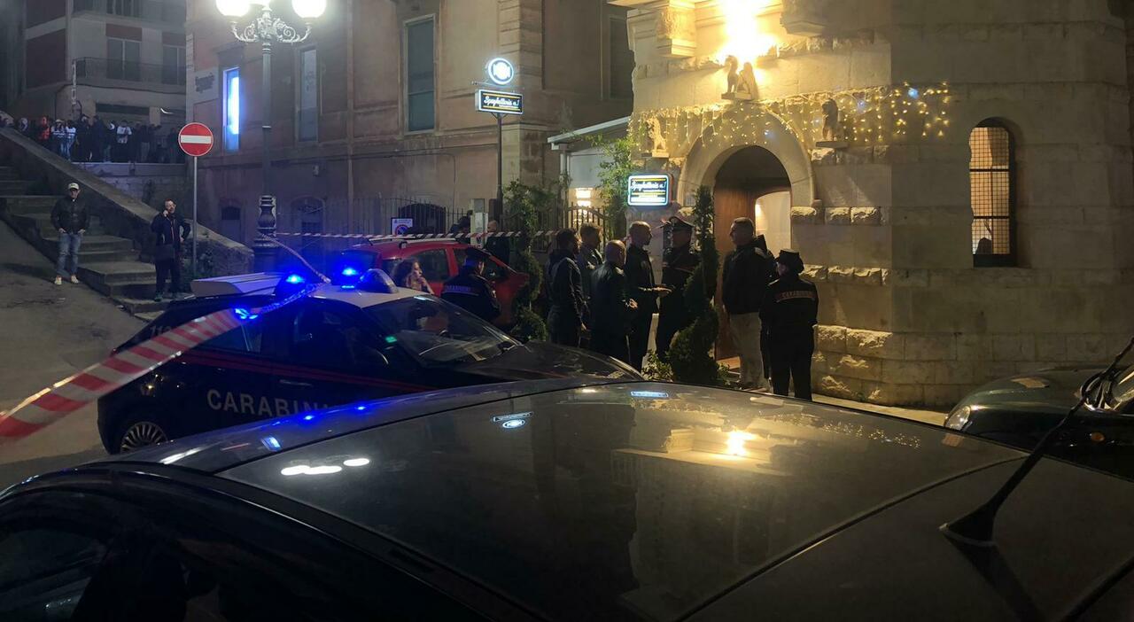 sparatoria in un ristorante ucciso un dipendente forse per sbaglio il bersaglio dell agguato era un altra persona