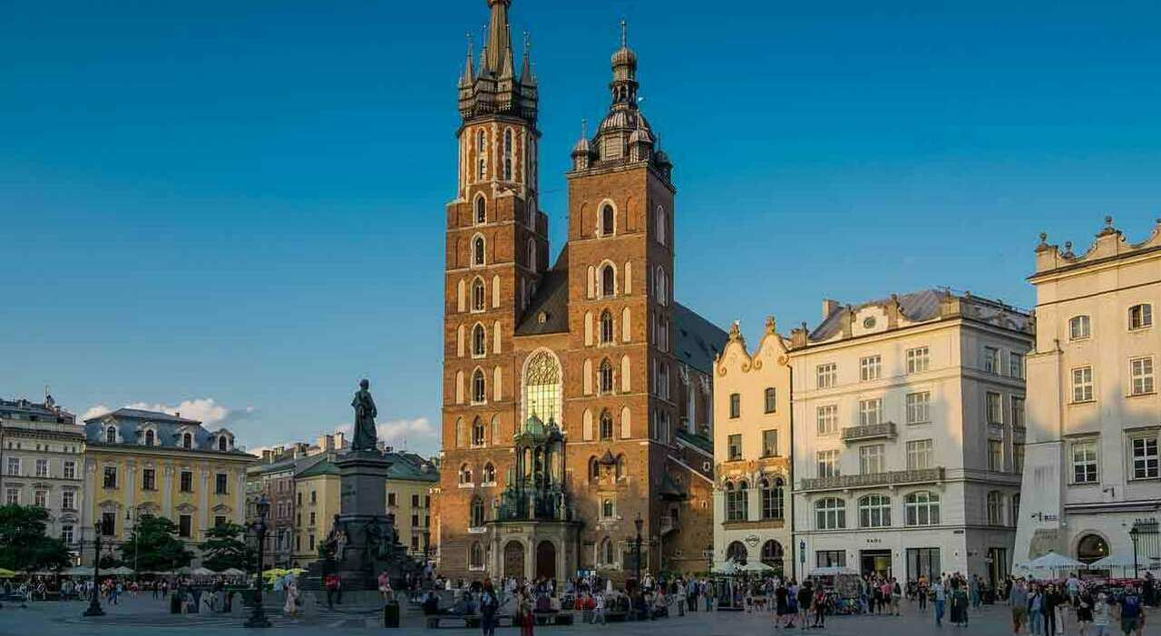 https://statics.cedscdn.it/photos/MED_HIGH/2026/05/01/9506884_01142723_cracovia_craiova_errore_volo.jpg